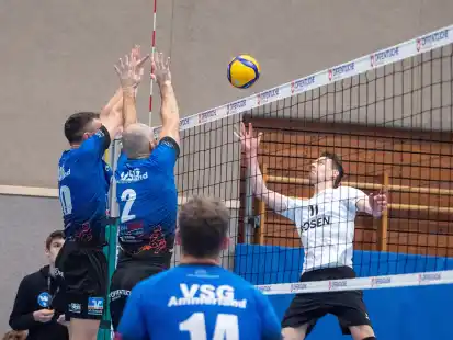 Streckten sich vergeblich: die Volleyballer der VSG Ammerland II (in blau) gegen den FC Schüttorf II.