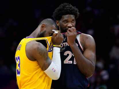 Lakers-Superstar LeBron James (l) kassierte gegen Joel Embiid und die Philadelphia 76ers eine heftige Niederlage.