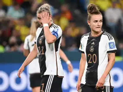Die Nationalspielerinnen Alexandra Popp (l) und Lina Magull haben in einer Film-Dokumentation die Bedingungen im deutschen Team bei der WM in Australien kritisiert.