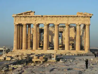Die Akropolis mit dem Parthenon auf einem Felsen oberhalb von Athen.