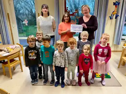 Freuen sich mit den Kindern &uuml;ber den gro&szlig;en Spendenerfolg zugunsten des Kindergartens Spatzennest Neuharlingersiel: v. l. Betreuerin Sandra Tobisch, Kindergartenleiterin Sonja Neumann und Erntemarkt-Organisatorin Christina Harms.