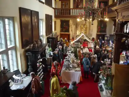 Schn&uuml;stern im Schloss: G&ouml;dens hat sich zum ersten Adventswochenende und &bdquo;Weihnachten auf Schloss G&ouml;dens&ldquo; wieder festlich herausgeputzt.