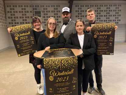 F&uuml;nf der Organisatoren des diesj&auml;hrigen Winterballs des Jugendzentrums Weberei (von links): Joana Schenk (Weberei-Team), Yvon Booken, Tim Efing (Leiter der Weberei), Angelique Krenzel und Jannik Bl&uuml;mel.
