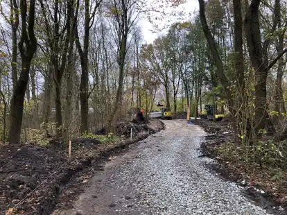 Das Foto zeigt die Arbeiten zur Herstellung der Schottertragschicht im Bereich des W&auml;ldchens in Ihrhove.