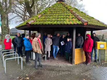 SPD-Delegation und B&uuml;rgerinnen und B&uuml;rger: Zusammen machten sie sich vor Ort ein Bild von der Lage und schauten auf m&ouml;gliche Probleme.