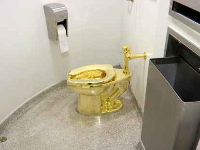Das Archiv-Video-Standbild zeigt die 18-kar&auml;tige goldene Toilette &laquo;America&raquo; des italienischen K&uuml;nstlers Maurizio Cattelan im New Yorker Guggenheim Museum.
