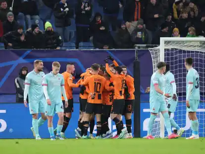 Die Spieler von Donezk jubeln nach dem Siegtor zum 1:0.