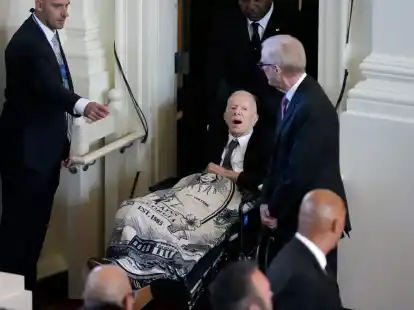 Jimmy Carter beim Gedenkgottesdienst f&uuml;r seine Frau Rosalynn in der Glenn Memorial Church.