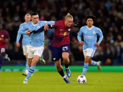 Xaver Schlager (r) und RB Leipzig mussten sich trotz 2:0-F&uuml;hrung in Manchester geschlagen geben.