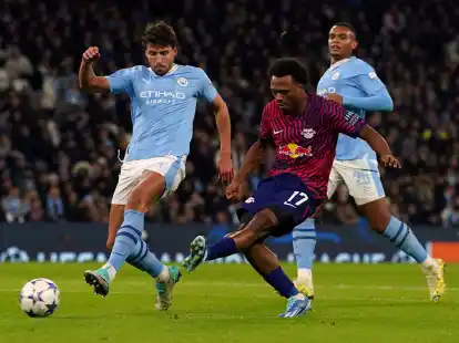 Trotz eines Doppelpacks von Lois Openda (M) muss sich der RB Leipzig gegen Manchester City geschlagen geben.