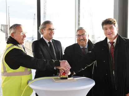 Mit einem Druck auf den roten Knopf wurden  die Rammarbeiten an der Kaje gestartet. Von links Jens Diekmann (Tagubau), Robert Howe (Bremenports), OB Melf Grantz und Iven Kr&auml;mer in Vertretung von Senatorin Kristina Vogt.