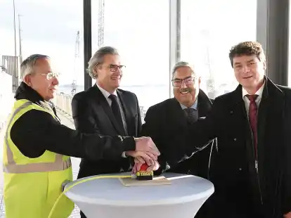 Mit einem Druck auf den roten Knopf wurden  die Rammarbeiten an der Kaje gestartet. Von links Jens Diekmann (Tagubau), Robert Howe (Bremenports), OB Melf Grantz und Iven Kr&auml;mer in Vertretung von Senatorin Kristina Vogt.