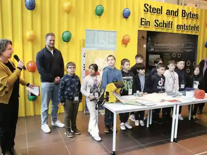 Bei einem Pressetermin im Deutschen Schifffahrtsmuseum stellten  Kinder aus der Gorch-Fock-Schule ihre neue Erlebnistour vor und zeigten, was alles im Spiel-Rucksack zu finden ist. Links Birte St&uuml;ve, rechts Annette Fischer.