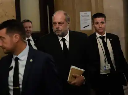 Der franz&ouml;sische Justizminister &Eacute;ric Dupond-Moretti (M) trifft im Gericht ein. Der Minister muss sich wegen angeblicher Interessenkonflikte und Amtsmissbrauchs verantworten.