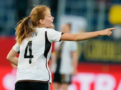 Sjoeke N&uuml;sken will mit der DFB-Elf gegen D&auml;nemark bestehen.