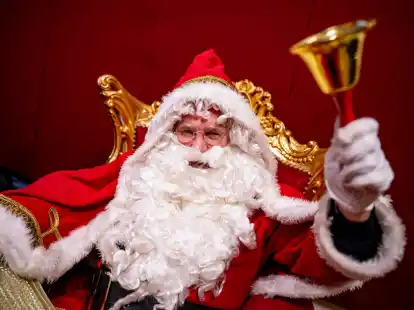 Hansj&ouml;rg Rodewald als Weihnachtsmann verkleidet klingelt bei einem Workshop f&uuml;r neue Weihnachtsm&auml;nner mit einer Glocke.