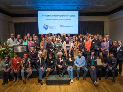 Erinnerungsfoto: die Preistr&auml;ger und die ehrenamtlichen Helferinnen und Helfer
