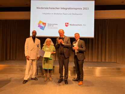 Applaus f&uuml;r die Integrationslotsen mit ihrem Projekt &bdquo;Caf&eacute; 4 you&ldquo; (v.li.): Yared Dibaba, Mina Amiry, Stephan Weil und Deniz Kurku