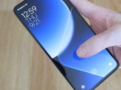 Der Daumen muss wandern - oder das Smartphone h&ouml;her rutschen: Jedenfalls hat Xiaomi den Fingerabdrucksensor sehr weit unten platziert.