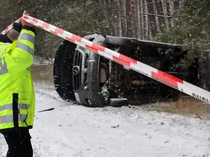 Bei Malchow in Mecklenburg-Vorpommern liegt ein Transporter neben der Autobahn A19 im verschneiten Wald.