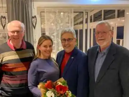 Der Vorstand des Partnerschaftsvereins Apen-Gizalki (von links): der 3. Vorsitzender Manfred Schedemann, die neue 2. Vorsitzende Monika Bischof-Baginska, der neue 1. Vorsitzender Hans-J&uuml;rgen Janssen sowie Schriftf&uuml;hrer und Kassenwart Harald Droste