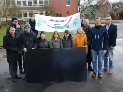 Freuen sich &uuml;ber die Inbetriebnahme der Photovoltaikanlage am Johannes-Althusius-Gymnasium (von links): Philipp Schild (Stadtwerke Emden), Tim Kruithoff (Oberb&uuml;rgermeister), Jann Gerdes (Klimaschutzmanager der Stadt), Albert Alberts-Tammena (Lehrer), Dilan Ali, Clara Mennenga, Louis Deitenbach, Kira Schmidt (Delegation des Klimarats), Freia Visser (Betriebsleiterin GME), Lars Martens (Lehrer), Christoph Runden (GME Klimaschutzmanager) und Oliver Damm (Schulleiter).
