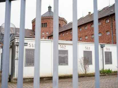 Ein M&ouml;rder ist bei einem bewachten Ausflug entflohen und weiterhin fl&uuml;chtig.