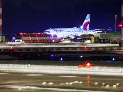 Auf dem Weg zum Parken ins Rutschen gekommen: die Maschine der Fluggesellschaft Eurowings auf dem Flughafen Hamburg.