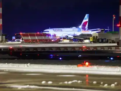 Auf dem Weg zum Parken ins Rutschen gekommen: die Maschine der Fluggesellschaft Eurowings auf dem Flughafen Hamburg.