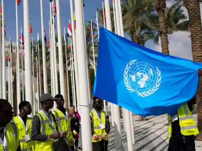 Die Flagge der Vereinten Nationen wird vor dem UN-Klimagipfel COP28 aufgehangen.