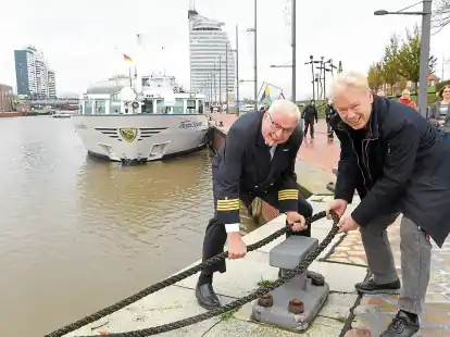Die erste Flusskreuzfahrt zu den Weihnachtsm&auml;rkten  der Region startete am Mittwoch in Bremerhaven. F&uuml;r das Premieren-Foto packten der Kapit&auml;n der &bdquo;Thurgau Saxonia&ldquo;, Harald Ludwig, und Referatsleiter Dr. Ralf Meyer  mit an.