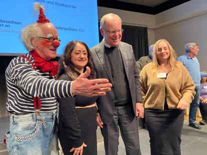 Ehrung f&uuml;r Clownsprojekt: Horst Schneider alias Clown Fidolo (links) mit Ehrenamtlichen und Ministerpr&auml;sident Stephan Weil (3.v.li.).
