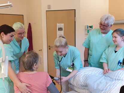 R&uuml;diger Lange, hier mit Pflegesch&uuml;lerinnen, ist Leiter der Schule f&uuml;r Pflegeberufe des Delme Klinikums Delmenhorst.