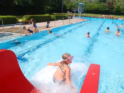 Sommerlicher Hochbetrieb im Freibad Jever: Das Bad soll im kommenden Jahr auch mit einer gro&szlig;en F&ouml;rdersumme umfassend saniert werden.