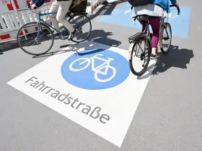Teilen sich Radelnde und motorisierter Verkehr im Nordteil der Gemeinde Ganderkesee bald die Stra&szlig;en (Symbolbild)? Wie es um die beabsichtigte Radvorrangroute von Bookholzberg nach Delmenhorst steht, wurde im Ausschuss f&uuml;r Infrastruktur und Mobilit&auml;t erl&auml;utert.