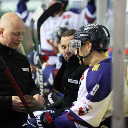 Bereiten die ECW-Trainer Nick Hurbanek (links) und Slava Koubenski (Mitte) schon in der neuen Saison die Sander Spieler auf internationale Gegner vor?