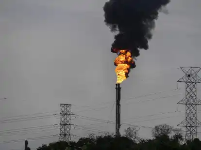 &Uuml;bersch&uuml;ssiges Gas wird verbrannt. Das internationale &Ouml;lkartell Opec+ drosselt die F&ouml;rdermengen.