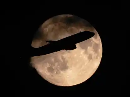 Ein Airbus A319 der russischen Fluggesellschaft &laquo;Russia&raquo; hebt vom Flughafen Pulkowo ab.