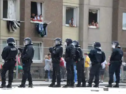 Polizisten stehen im Juni 2020 vor einem unter Quarant&auml;ne gestellten Wohngeb&auml;ude in der G&ouml;ttinger Innenstadt.