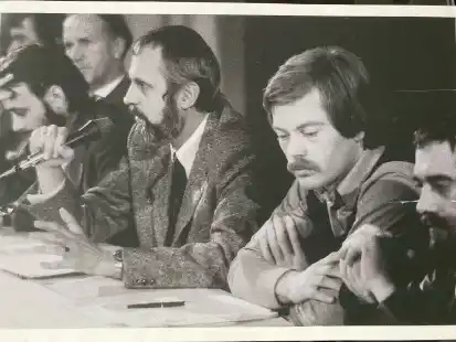 Intensive Diskussionen (von rechts): Harald Werner, Detlef Ro&szlig;mann und der damalige  Kultusminister Peter von Oertzen (SPD).