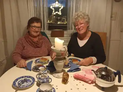 Sie hoffen, dass ihre Idee bei den Menschen ankommt: Annemarie Rosenboom (links) und Karin Linneberg haben Einladungskarten f&uuml;r den gemeinsamen Abend vorbereitet.