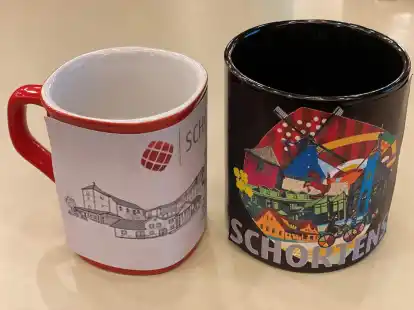 Zwei Souvenir-Linien zur Auswahl: Die Politik favorisiert statt der schlichten schwarz-wei&szlig;en &bdquo;Skyline&ldquo; das Popart-Desgin.