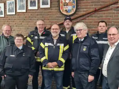 Hermann Hemken (Mitte, 4. v. l.) wurde f&uuml;r seine 22-j&auml;hrige Arbeit bei der Jugendfeuerwehr auf Gemeinde-, Samtgemeinde- und Kreisebene gedankt. Das Foto zeigt (v. r.) Samtgemeindeb&uuml;rgermeister Harald Hinrichs, designierter Samtgemeinde-Jugendfeuerwehrwart Oliver Hemken, Kreisbrandmeister Friedhelm Tannen, Ortsbrandmeister Andree Jan&szlig;en, Gemeindebrandmeister Thomas Peters, Kreisjugendfeuerwehrwartin Bettina Bender sowie B&uuml;rgermeister Gerhard Frerichs.