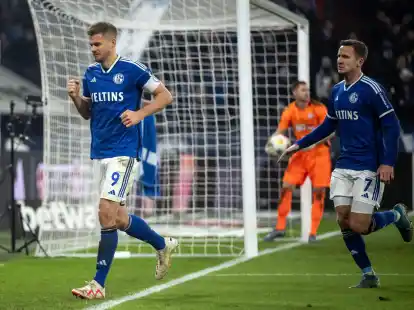 Simon Terodde (l) und Paul Seguin trafen jeweils einmal beim Schalke-Sieg gegen Osnabr&uuml;ck.