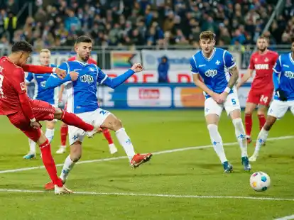 Davie Selke (l) schoss K&ouml;ln im Kellerduell in Darmstadt zum Sieg.