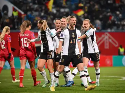 Alexandra Popp brachte die DFB-Frauen gegen D&auml;nemark in F&uuml;hrung.