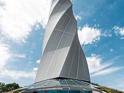 <p>Wolken ziehen am Testturm vorbei.</p>