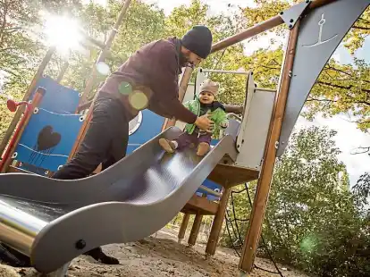 Vom Spielplatz ins B&uuml;ro: Die R&uuml;ckkehr in den Job nach der Elternzeit kann leichterfallen, wenn man w&auml;hrenddessen Kontakt zu Kollegen und Vorgesetzten h&auml;lt.