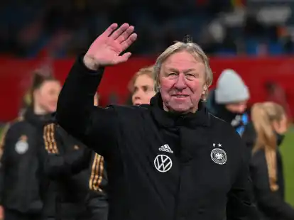 Feierte mit den deutschen Frauen den dritten Sieg im dritten Spiel: Horst Hrubesch.