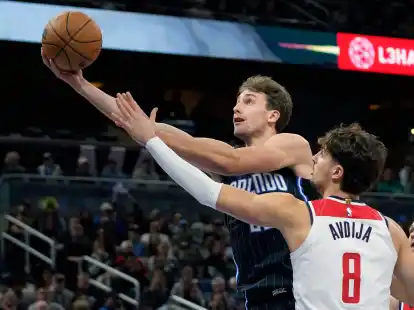 Orlandos Franz Wagner (l) zieht an Washingtons Deni Avdija (8) vorbei zum Korb.